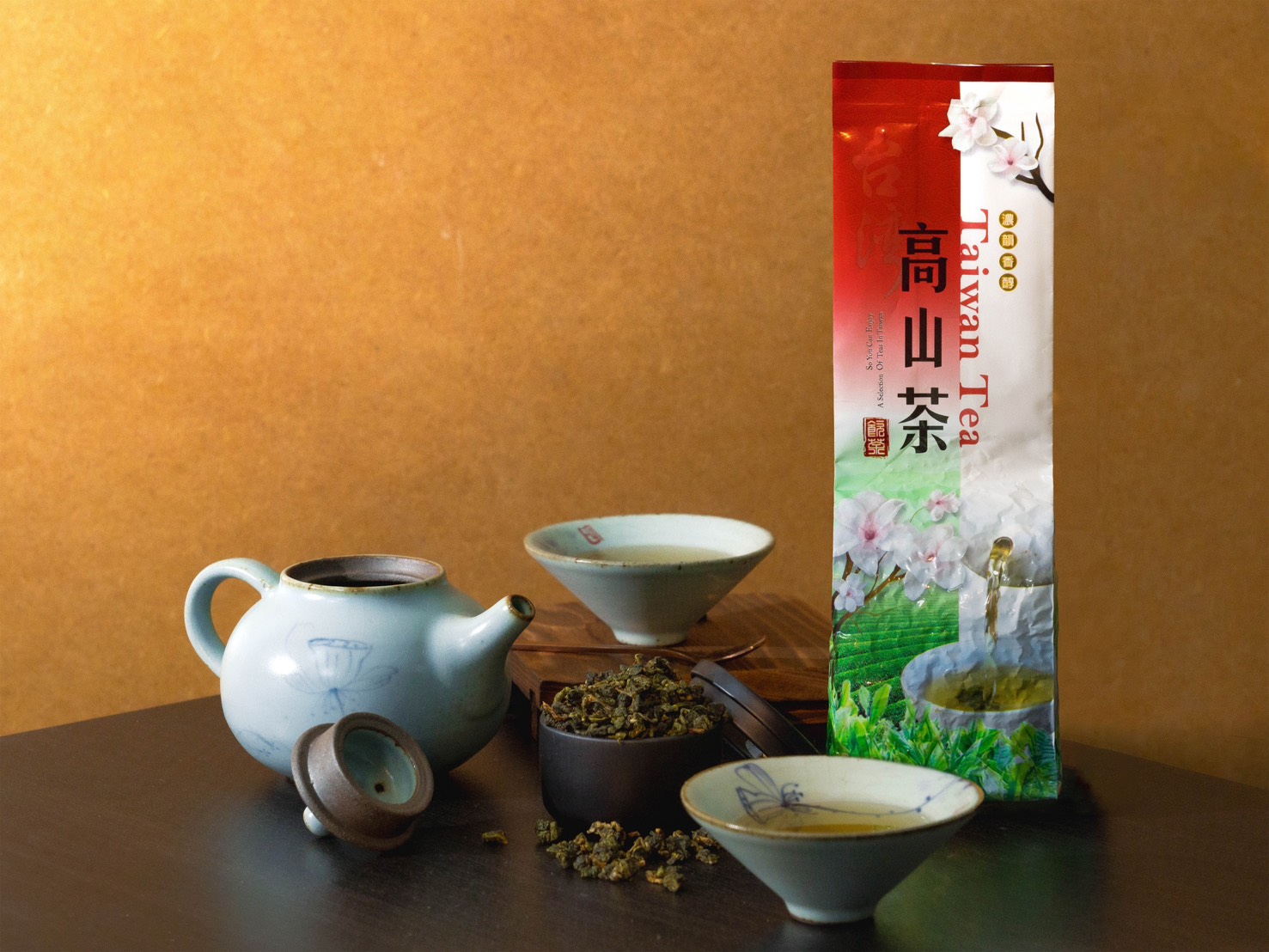 台灣高山冬片茶葉，金黃茶湯，蘭花蜜香